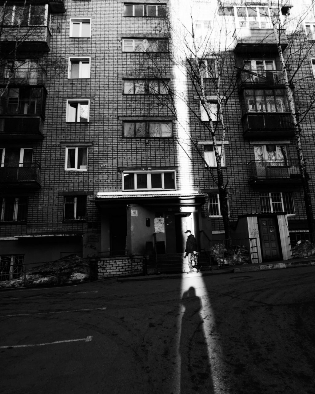 10 черно-белых фотографий Кирова: шахматы, больницы и зеркала на улице