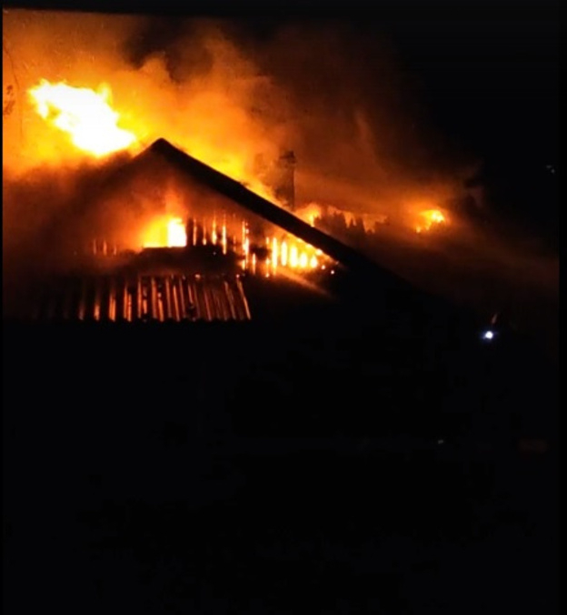 В центре Кирова сгорел жилой дом: в квартирах находилось 3 человека