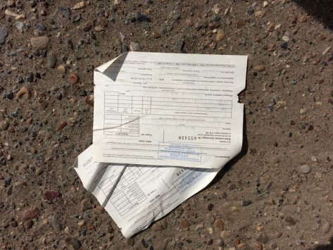 На одной из улиц Кирова неизвестные разбросали платежки с личными данными жителей