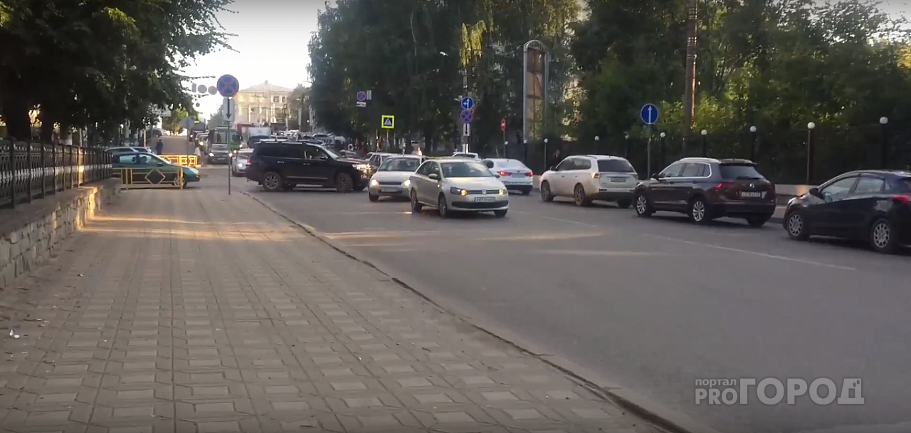 В час пик в Кирове столкнулись Land Cruiser и Volkswagen: в центре - километровые пробки