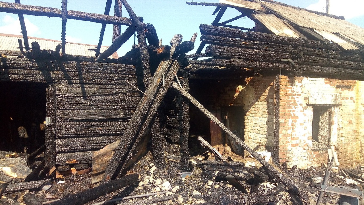 В Коминтерне сгорел жилой дом бывшего врача скорой помощи: семья просит помощи