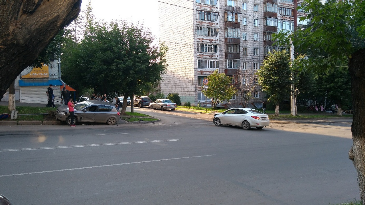 ДТП на улице Ленина: от удара одна из иномарок вылетела на газон и снесла знак