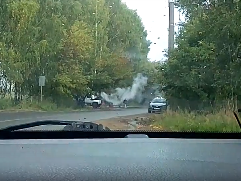 В Кирове на дороге вспыхнул грузовик: на помощь водителю пришли очевидцы