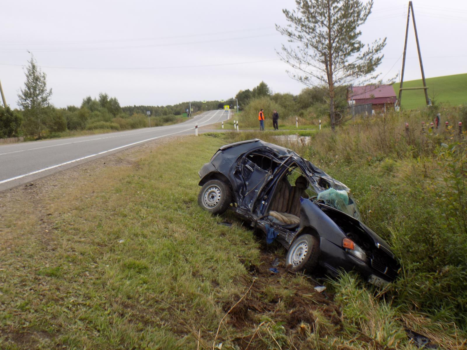 На трассе «Вятка» Toyota съехала в кювет и въехала в опору ЛЭП: водитель погиб