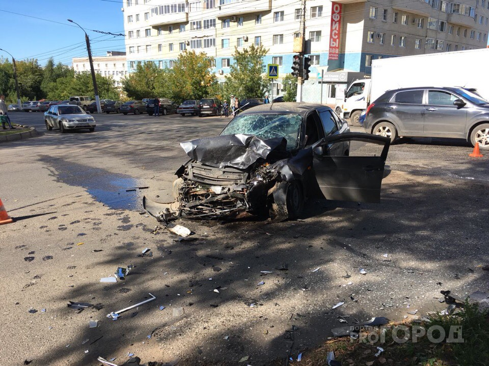 ДТП в центре Кирова: после столкновения «Лады» и Toyota трех человек увезли на скорой