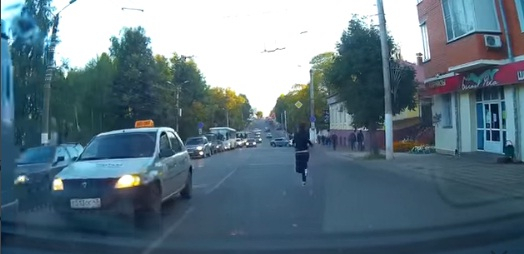 Кировчанка бегала по проезжей части в центре города