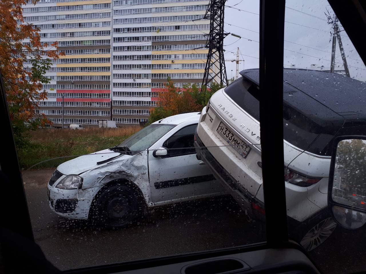 В Кирове женщина-водитель Range Rover устроила массовую аварию