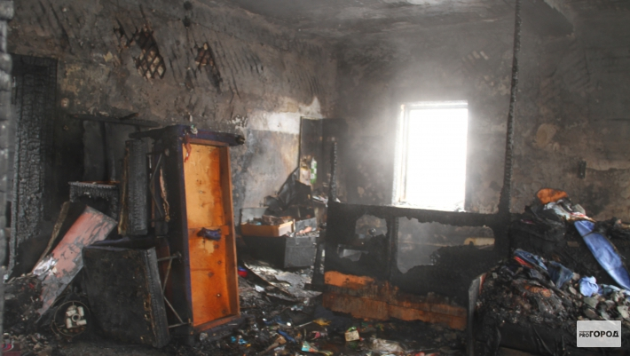 В Куменах сгорел деревянный дом: двоих детей при пожаре чудом спасли