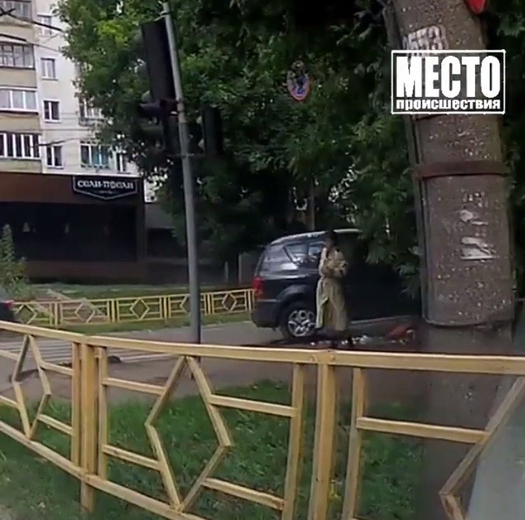 Видео: на перекрестке со сломанным светофором кроссовер вылетел на тротуар и чуть не сбил женщину