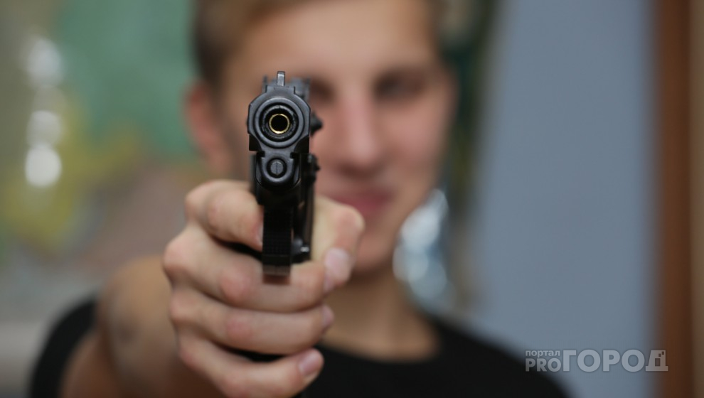 В Кировской области мужчина угрожал пистолетом 7-летней девочке