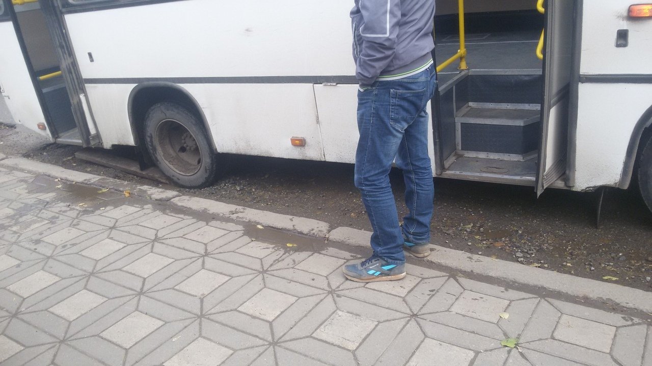 В центре Кирова в яме застрял автобус