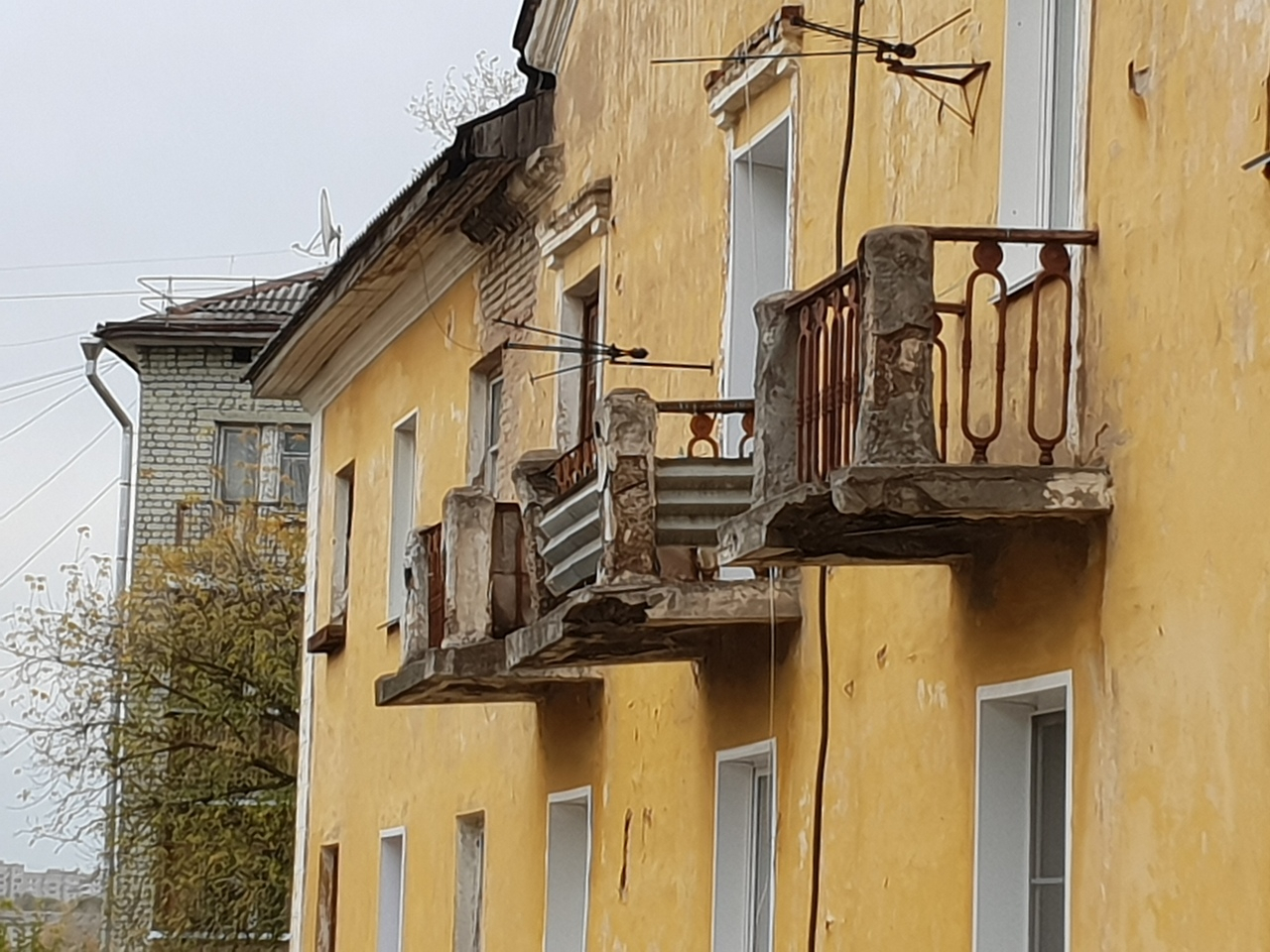 "На ребенка чуть не упал кусок бетона": в Кирове  1427 балконов требуют ремонта