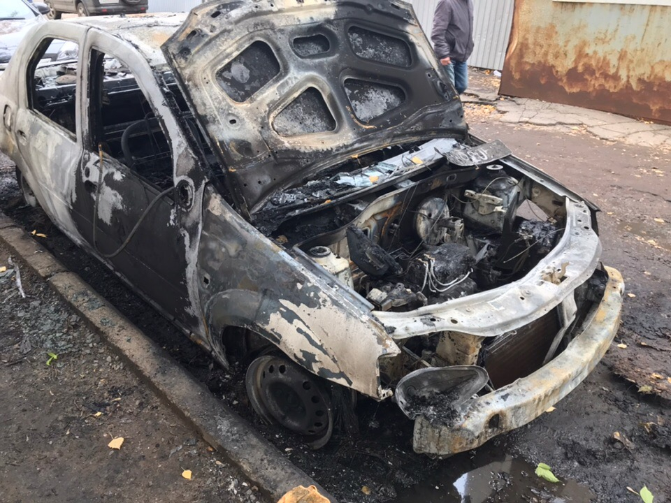 В Кирове неизвестные сожгли автомобиль на парковке