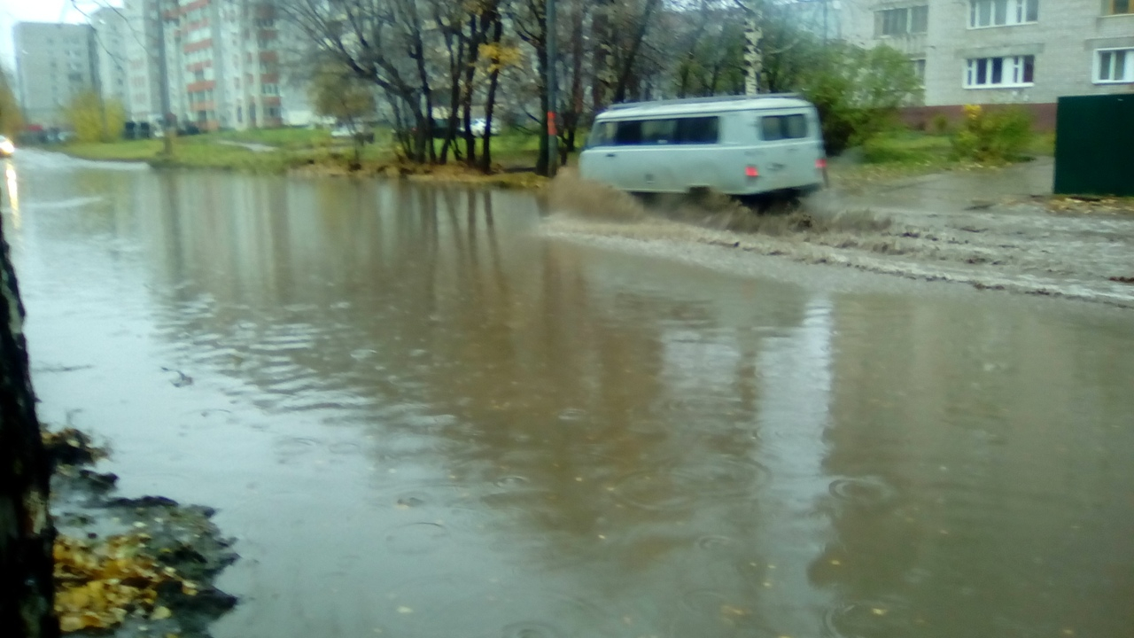 Фоторепортаж: из-за дождя в Кирове затопило дороги и тротуары