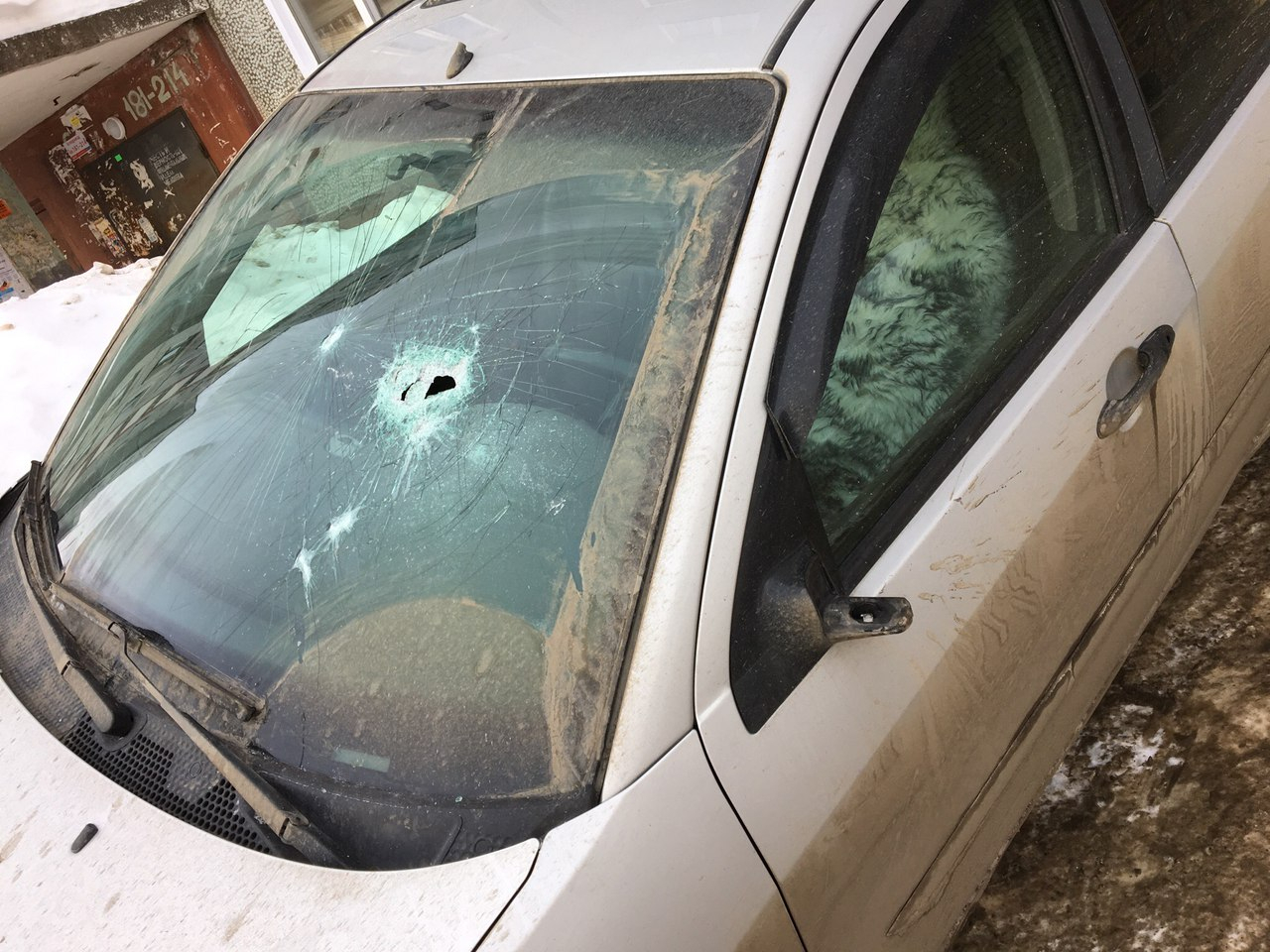 В Кирове после разборок в клубе мужчине разбили дорогой автомобиль