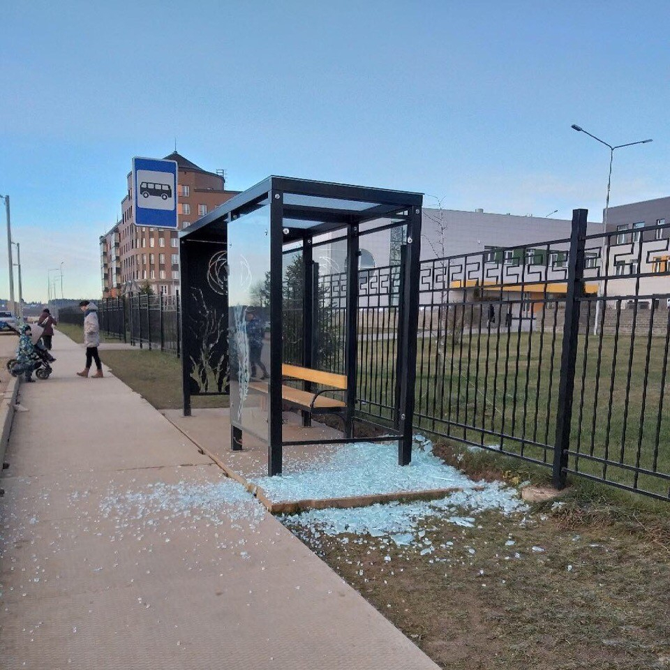 В Кирове лопнуло стекло у новой остановки