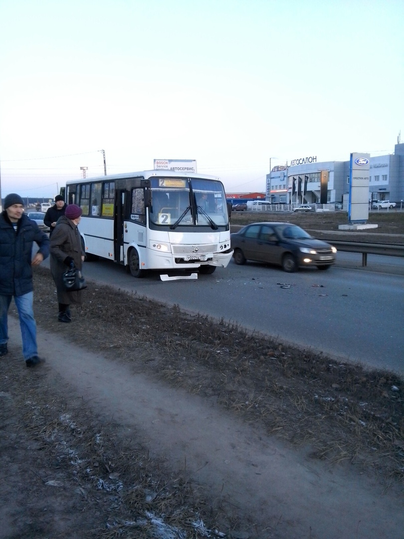 В Кирове пассажирский автобус въехал в иномарку
