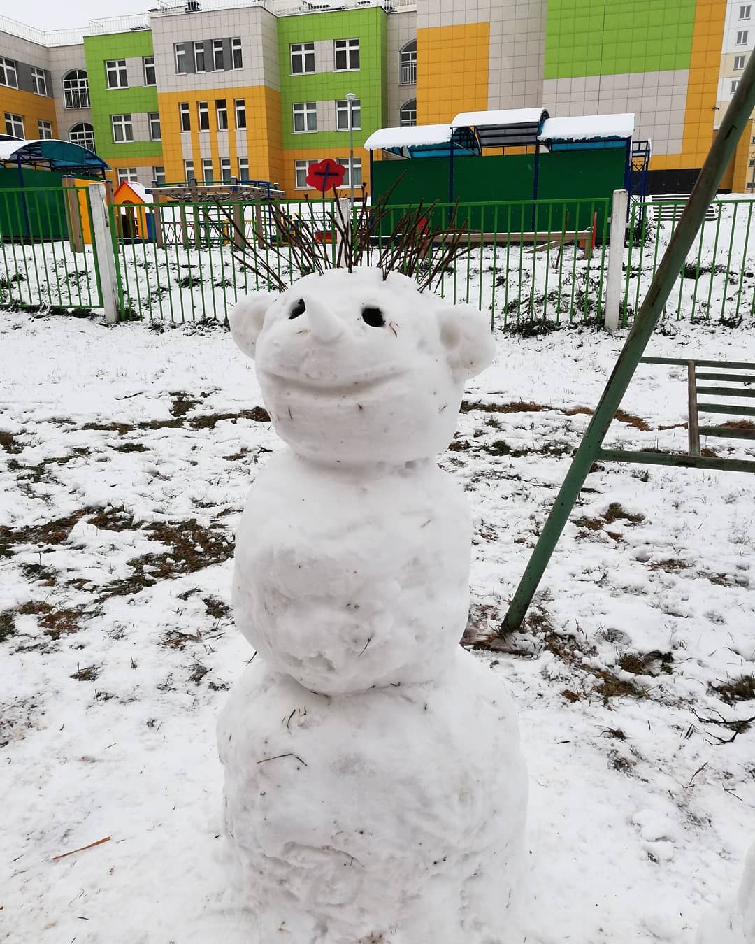 Фоторепортаж из соцсетей: первые снеговики в Кирове