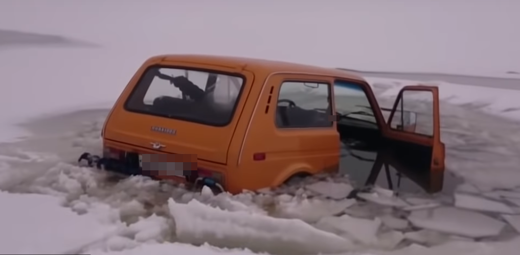 В Омутнинске компания молодых людей на «Ниве» провалилась под лед
