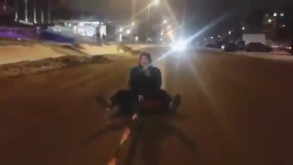 Видео: мужчина катался на привязанной к машине «ватрушке» по Октябрьскому проспекту
