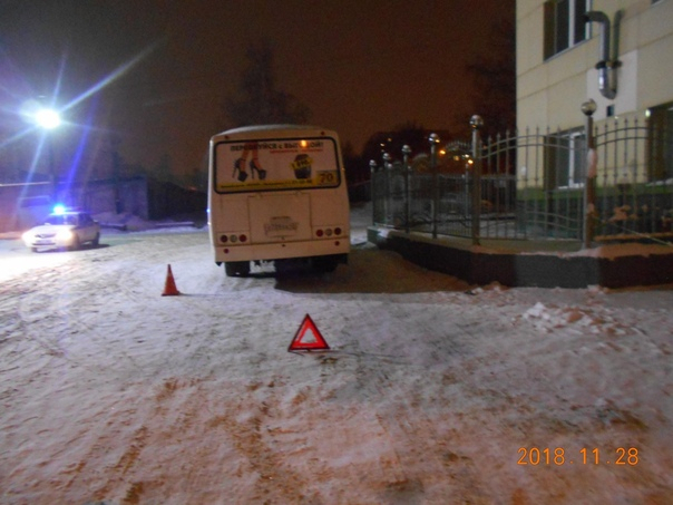 Что обсуждают в Кирове: «пазик» без водителя наехал на пешехода и жалобы родителей на еду в школе