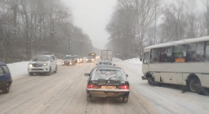 Ситуация на дорогах Кирова усложнится из-за потепления и снегопада