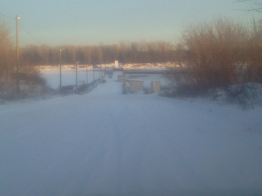 Жители Кировской области с риском для жизни переходят реку по льду