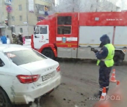 В центре Кирова столкнулись «Веста» и Mitsubishi: на месте работают медики и спасатели