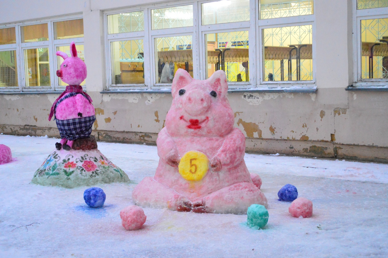 Вечеринка снежных баб, вятский модник и еще 13 фото скульптур из Кировской области