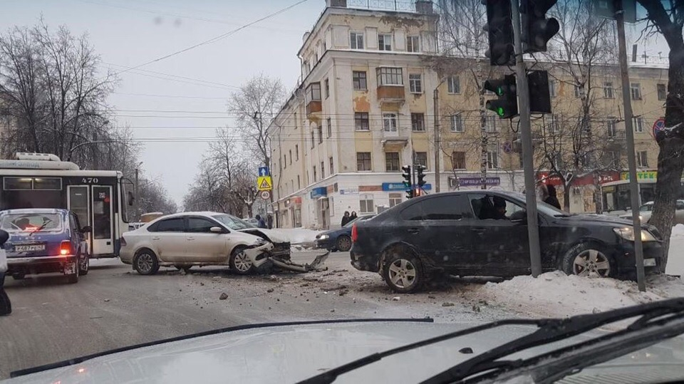 В центре Кирова столкнулись иномарки: от удара одна из них вылетела на тротуар