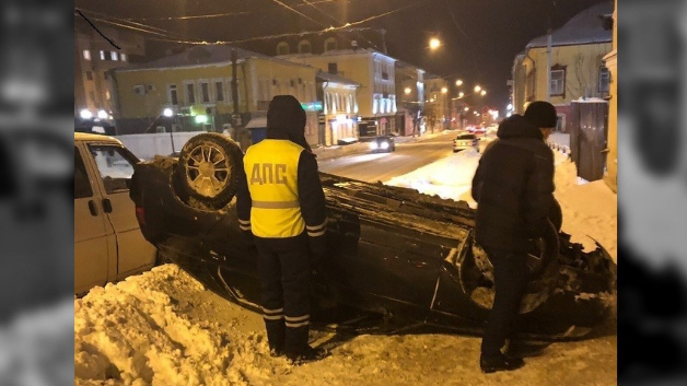 На улице Преображенской в Кирове перевернулся автомобиль