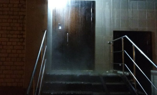 В Кирове гейзер из горячей воды затопил подъезд жилого дома