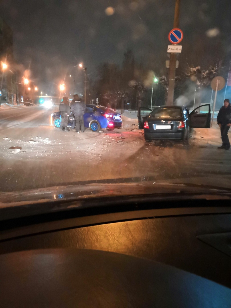 В Кирове у АЗС столкнулись две иномарки: от удара одна из машин въехала в столб