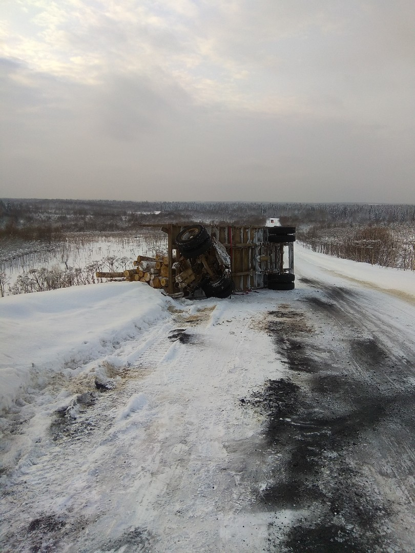 В Кировской области несколько большегрузов перевернулись на обледенелой трассе