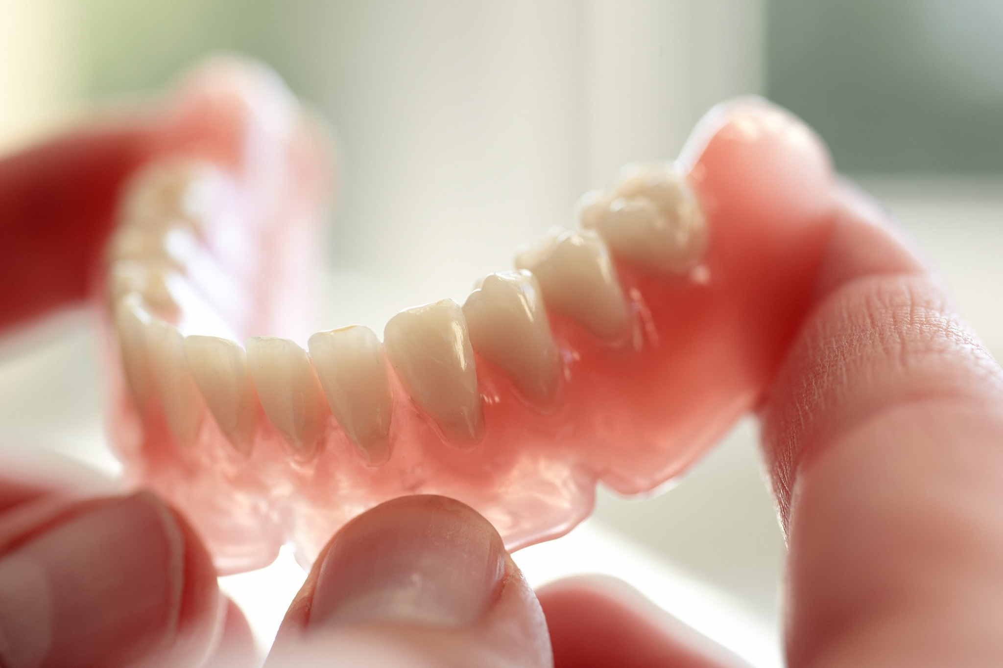 Сравниваем зубные протезы: какой вид выбрать?