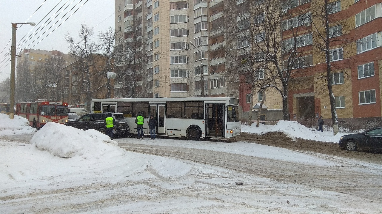 На улице Ленина развернуло автобус: проезд в сторону Зонального перекрыт