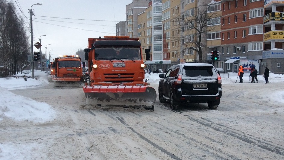 Для ликвидации последствий снегопада на дороги Кирова выведено более 100 единиц техники и рабочих