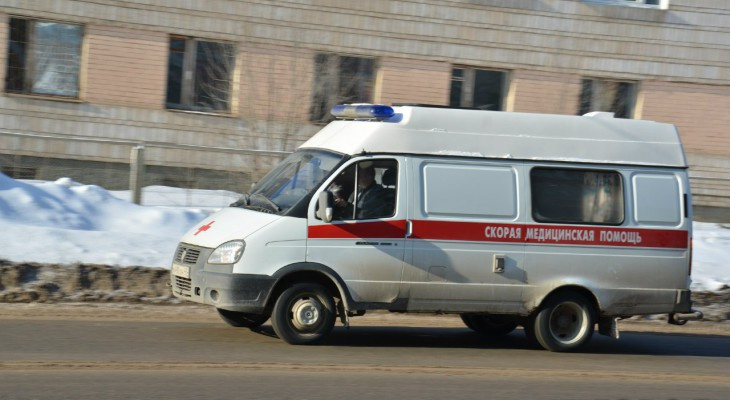 В Кирове УАЗ влетел в остановку: есть пострадавшие