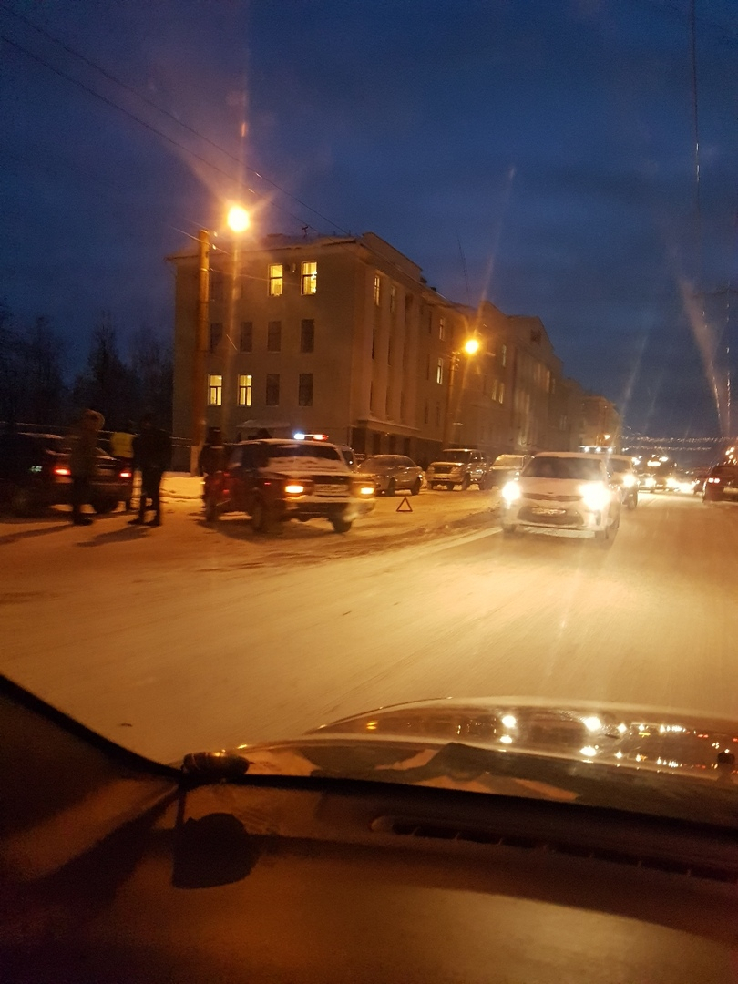 Сразу несколько аварий произошло в центре Кирова: движение парализовано