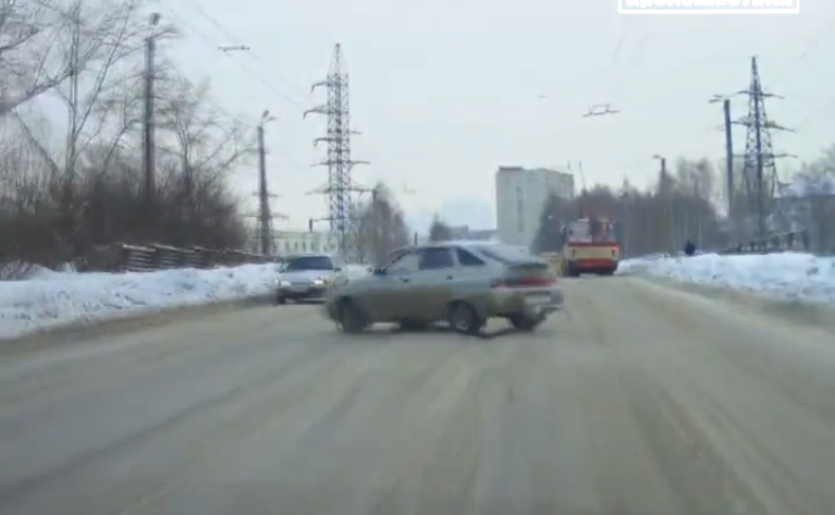 Появились видео, как машины выбрасывает на встречку из-за колеи на Октябрьском проспекте