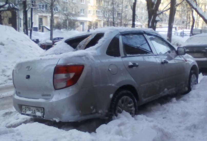 В центре Кирова коммунальщики скинули снег с крыши на «Ладу Гранту»