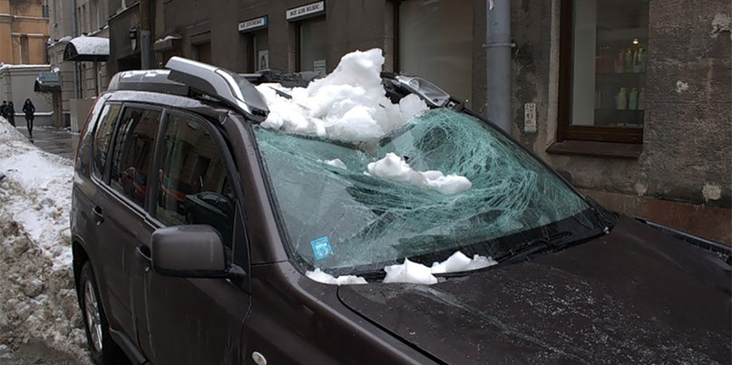 Кировский юрист рассказал, что делать, если снег или лед упал на автомобиль