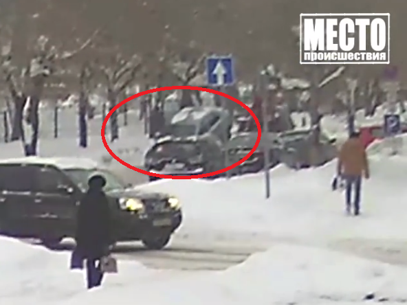 Видео: в Кирове во время движения с автоэвакуатора выпала иномарка
