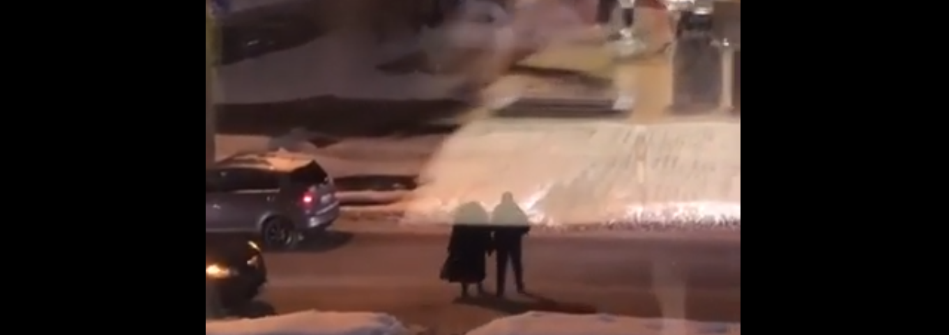 Видео: в Кирове водитель вышел из машины, чтобы помочь женщине перейти дорогу