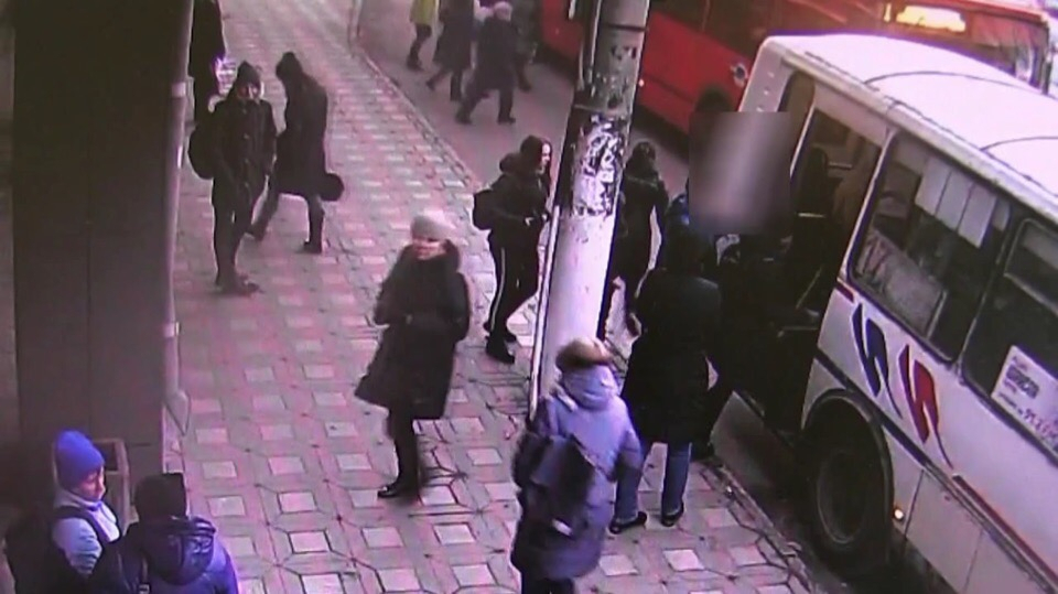 Видео: женщина украла на остановке у ТЦ "Крым"  24 тысячи рублей