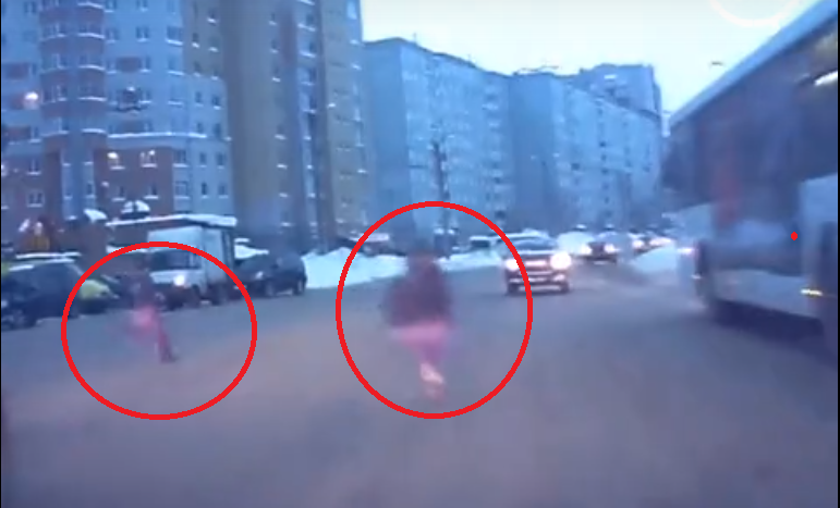 Видео: в Кирове дети бросились под колеса авто