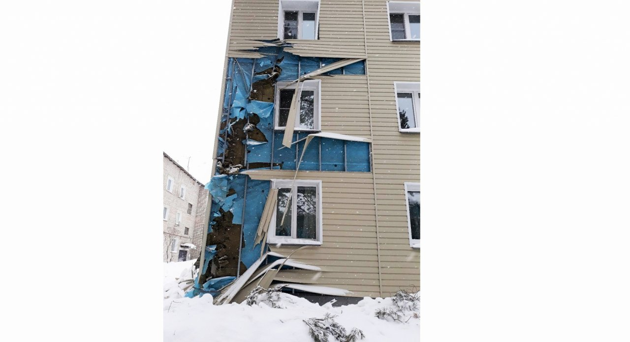Очевидцы: в Стрижах при очистке крыши уничтожили фасад дома