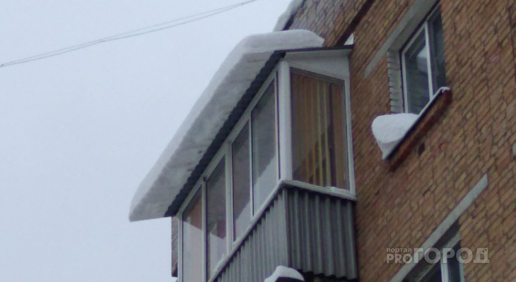 Следователи начали проверку после падения  снега с крыши на ребенка