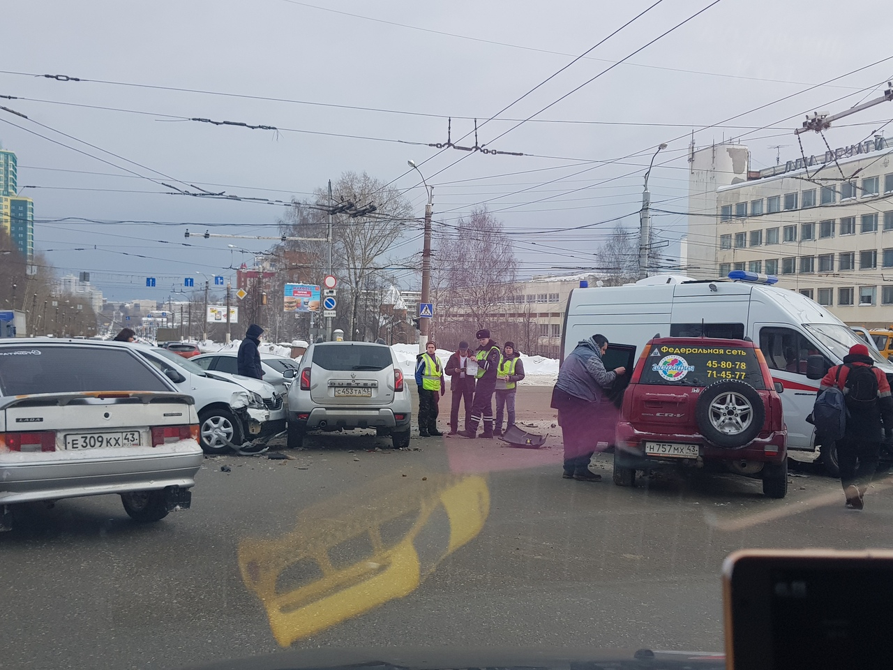 Видео: в Кирове произошло массовое ДТП с участием машины скорой помощи