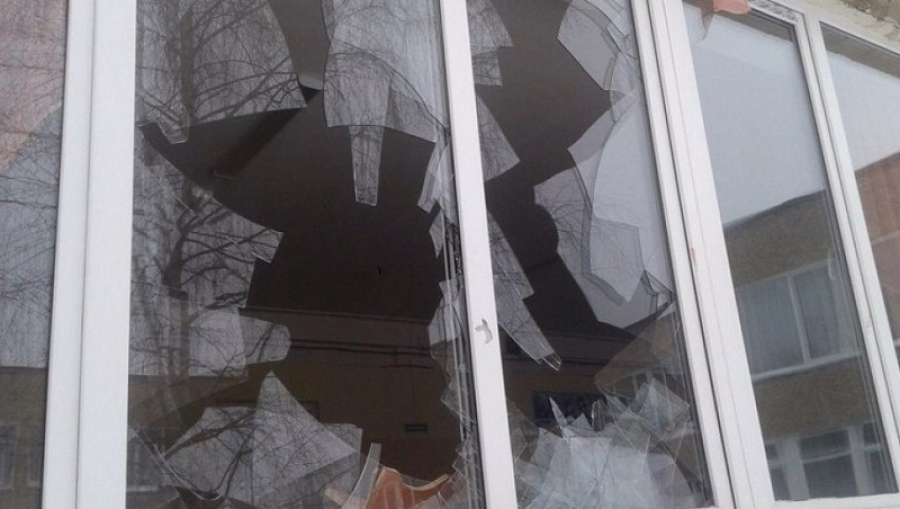 В Кирове мужчина  разбил окно в магазине, чтобы забрать забытые им вещи